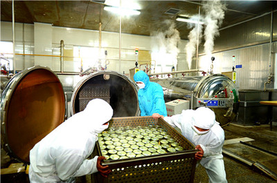 生產(chǎn)金槍魚(yú)罐頭(通訊員 楊志禮 攝)