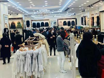 大雪降溫催熱潮，皮革城內(nèi)貂皮大衣銷(xiāo)售火爆